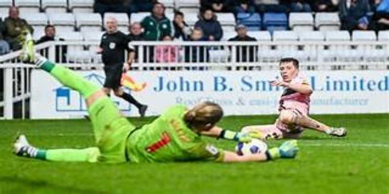 米兰体育视角：戏剧性的结局与红牌冲突-米兰体育