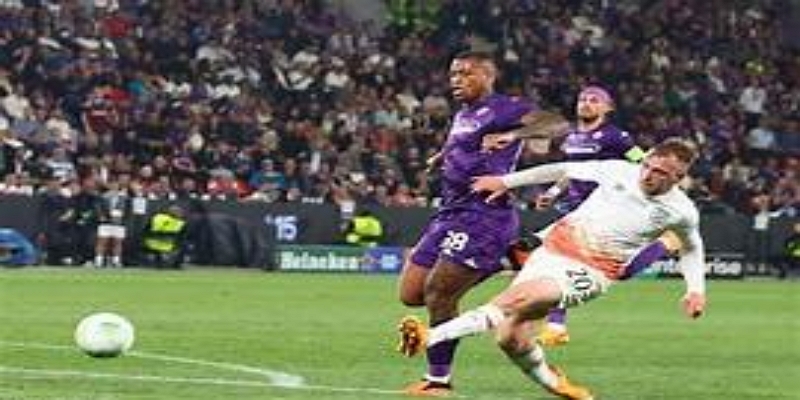 赛前球迷冲突升级：布拉格街头的暴力场景-米兰体育